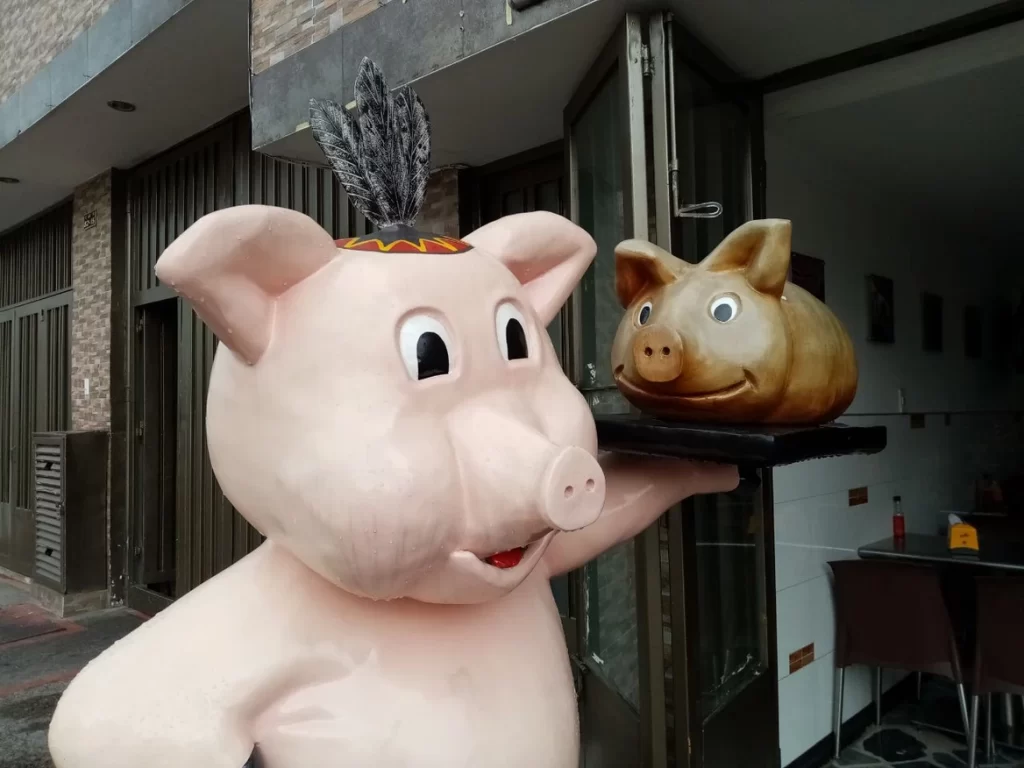 Les cochons sourient devant les vitrines des charcuteries, montrant bien ainsi que leur rôle, leur vocation intime, leur nature, est de devenir du jambon.